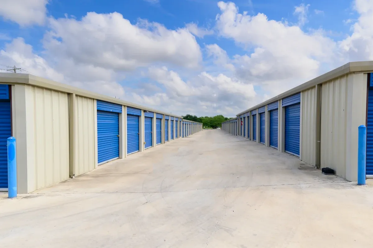 Drive lane KO Storage of Pearsall, TX